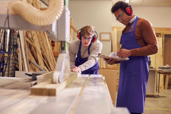 Quels sont les meilleurs outils pour couper le bois avec précision ?