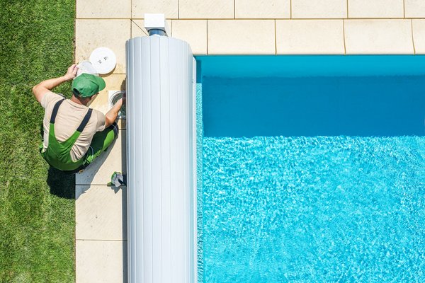 Conseils d’expert pour clarifier efficacement l’eau de votre piscine