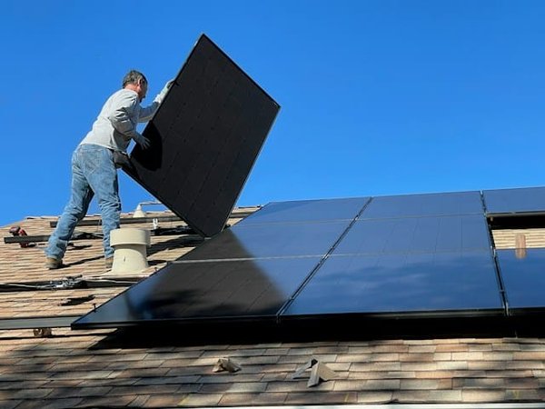 Plus qu'une simple source d'énergie : les multiples facettes des panneaux solaires