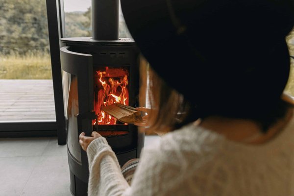 Pourquoi le choix du parement est crucial pour optimiser la sécurité derrière un poêle à bois ?